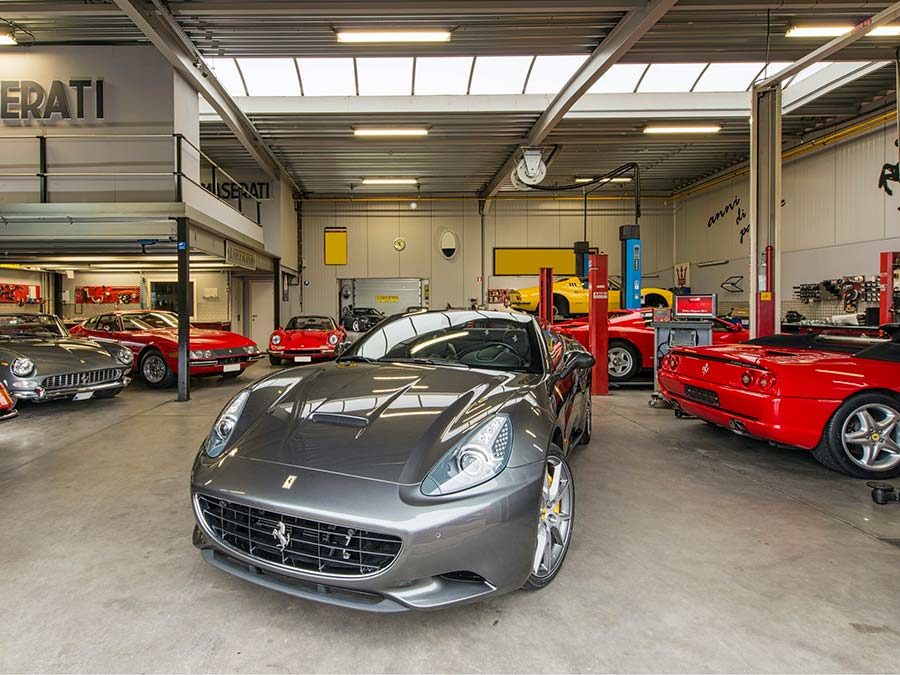 Italiaanse sportwagen garage